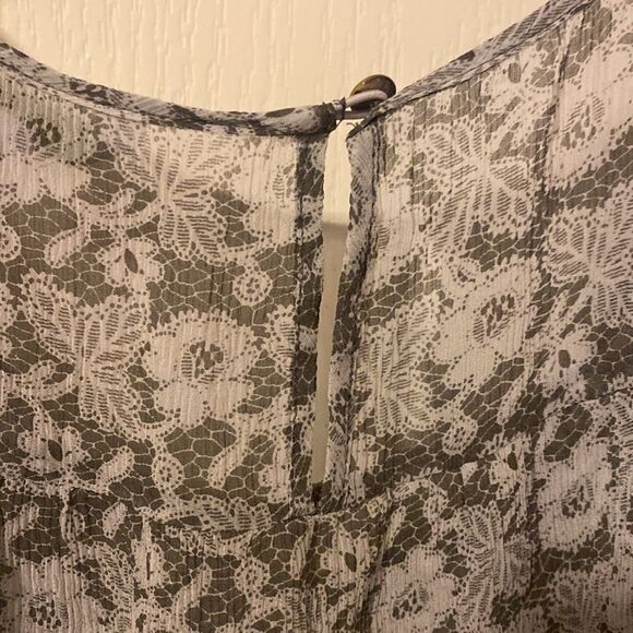 Garnet Hill Gray and White Floral Print Sheer Ruffles Blouse Size 10 NWOT - Picture 6 of 8